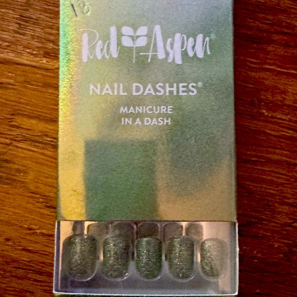 Red Aspen nails green glitter kiss me quick Quinny